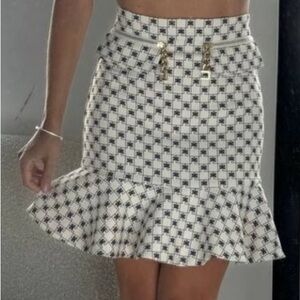Authentic and Super Cute Elisabetta Franchi Skirt w Pockets - like new - size 0